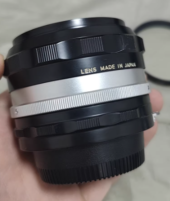 这个镜头是正经的大光圈50毫米人像定焦镜头，有着1.4的绝对大光圈，而且整体比较小巧轻便，算是一个不错的挂机镜头了。