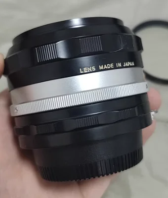 这个镜头是正经的大光圈50毫米人像定焦镜头，有着1.4的绝对大光圈，而且整体比较小巧轻便，算是一个不错的挂机镜头了。