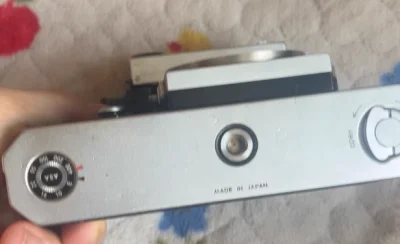 尼康大F，尼康胶片单反相机中的第一款旗舰系列，这个算第二个独眼龙版本，测光方式是根据顶部侧面的圆形结构的感光组件测光，因为独特的外形，所以叫做独眼龙。