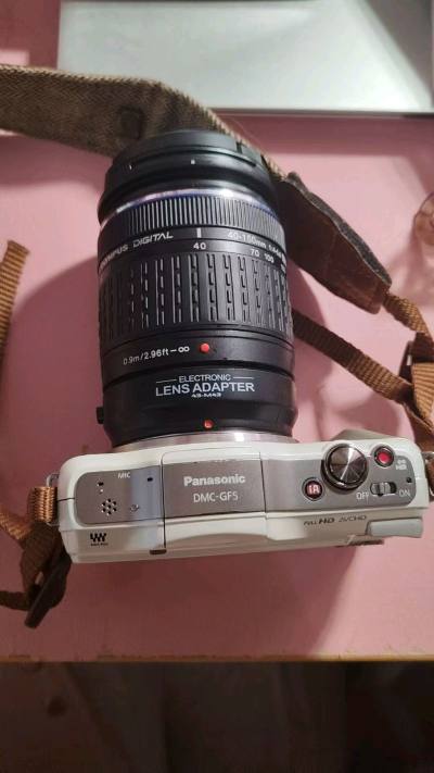 在挖煤姬淘了一个相机，型号是gf5, 价格真的很优惠，我买的是单机身，在虎牙日牌以4000多日元的价格拍到了这台相机，并且附赠了电池和充电器，机身大概有85成新，而且挖煤姬还有很多服务，提供里多种邮寄方式，还可以通过积分抵扣运费，真的很划算，相机白色的机身也很喜欢，...
