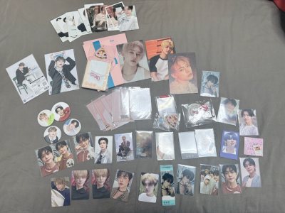 第一次在煤炉切了这么多自担的小卡明信片，还有专辑?没想到物流这么给力，五天就到了，而且快递也很轻柔东西都没问题，没有少东西，还有一批希望也快点到！