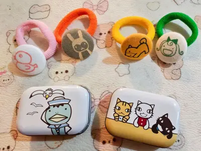 アランキーの小物って本当に可愛すぎる！
今回届いたのはキャラクターづくしのヘアゴムたち✨
並べた瞬間、明るい雰囲気に包まれちゃった～
本当に大好き！！
 
それにミニ収納ボックスも2つ付いてて、
こういう小さなモノ集めるのがたまらなく好きで、
癒やし効果MAXなんだ...