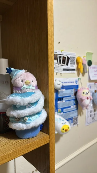 在圣诞节前，，
终于！又一单毛绒到了！
在角落的我迎来了角落生物朋友
还有虽然是景品但是仍然很精致而去比手玉更大更满足的海豹着装轻松熊朋友们！
这次急急忙忙下单主要是为了圣诞节前收到角落生物圣诞树，
虽然算好了时间肯定会在节前到，因为人在英国真的担心到时候快递停运，...