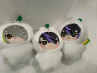 在挖煤姬切的几个吹的烧麦努努到啦很可爱的孩子！脸非常甜美，?妹还给每个都单独套袋了，非常美萌的三个孩子?大亚克力运回来也没碎