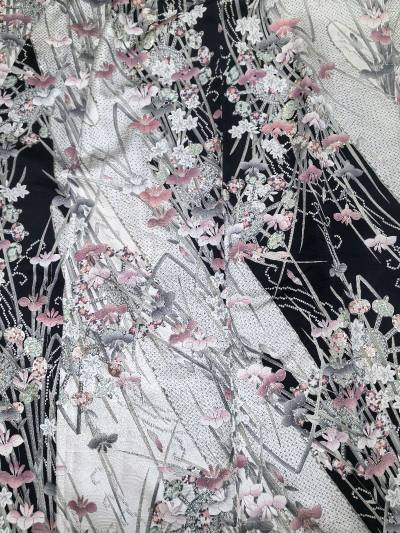 又一次用挖煤姬海淘正绢，直接被狠狠拿捏！两周就收到了包裹，硬纸板的包装也太安心，拆开时面料平整得像刚熨过，完全没被运输折腾到。
最惊喜的还是正绢本身！实物比商品图美太多—上手柔滑又带点扎实的垂感，花朵是手绘晕染的质感，还藏着细闪的金箔点缀，华丽垂坠感绝了