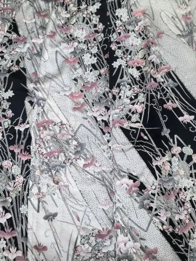 又一次用挖煤姬海淘正绢，直接被狠狠拿捏！两周就收到了包裹，硬纸板的包装也太安心，拆开时面料平整得像刚熨过，完全没被运输折腾到。
最惊喜的还是正绢本身！实物比商品图美太多—上手柔滑又带点扎实的垂感，花朵是手绘晕染的质感，还藏着细闪的金箔点缀，华丽垂坠感绝了