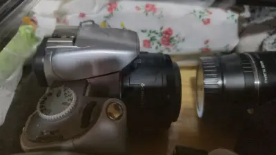 机身尺寸约为130×88×64mm，重量约365g，小巧轻便。外壳有亮银色和金属灰色涂层，后盖板上配备约30×30mm的大尺寸液晶面板，带逆光显示功能，所有主要操作控制集中在右侧，方便单手操作。