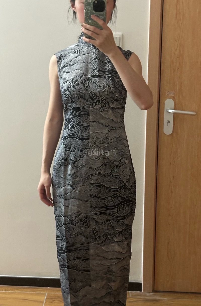 这次的日拍，有我超爱的远山风景，太港了，到手马上做港工旗袍和情侣衬衫，还有很喜欢的蓝色晕染，很有齐藤三才的风格，也美美成衣了，仙仙的绞染也一直是我爱的，美滴。挖煤姬这波值得