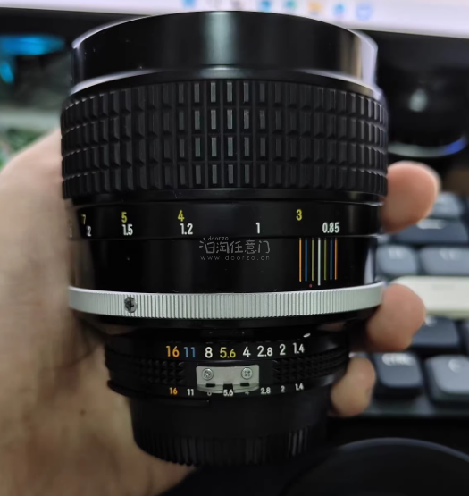 镜头外观成色如图所示，外观上基本见不到划痕磕碰，成色非常新。镜片无霉无雾微灰，前镜片边缘处有一小块脱模，对使用没有任何影响。变焦的阻尼感和光圈切换的机械顿挫都非常棒，很不错的一次购物