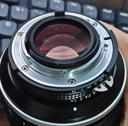 镜头外观成色如图所示，外观上基本见不到划痕磕碰，成色非常新。镜片无霉无雾微灰，前镜片边缘处有一小块脱模，对使用没有任何影响。变焦的阻尼感和光圈切换的机械顿挫都非常棒，很不错的一次购物