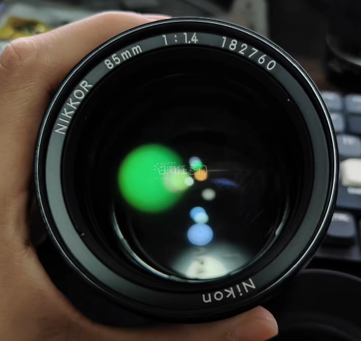 镜头外观成色如图所示，外观上基本见不到划痕磕碰，成色非常新。镜片无霉无雾微灰，前镜片边缘处有一小块脱模，对使用没有任何影响。变焦的阻尼感和光圈切换的机械顿挫都非常棒，很不错的一次购物