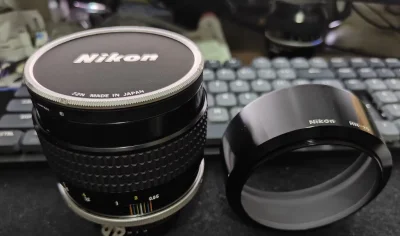 镜头外观成色如图所示，外观上基本见不到划痕磕碰，成色非常新。镜片无霉无雾微灰，前镜片边缘处有一小块脱模，对使用没有任何影响。变焦的阻尼感和光圈切换的机械顿挫都非常棒，很不错的一次购物