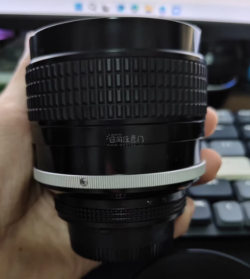 镜头外观成色如图所示，外观上基本见不到划痕磕碰，成色非常新。镜片无霉无雾微灰，前镜片边缘处有一小块脱模，对使用没有任何影响。变焦的阻尼感和光圈切换的机械顿挫都非常棒，很不错的一次购物