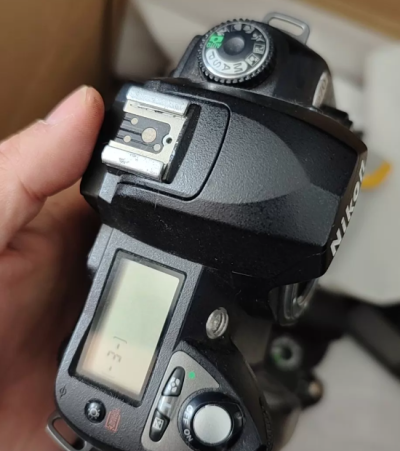 尼康的半画幅ccd单反相机，当年也算性能不错的机器了，现在适合拿来当小孩子摄影的入门机型，拿来练手是个不错的选择