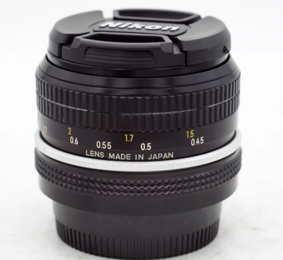 尼康的标准机械套机镜头，有着最锐标头的外号，在光圈最大F2的情况下，也有着非常不错的锐度表现，很不错的镜头，很不错的购买体验。