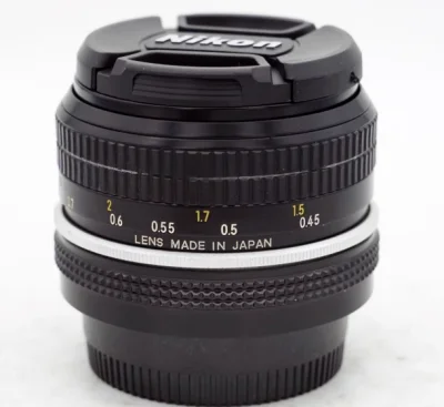 尼康的标准机械套机镜头，有着最锐标头的外号，在光圈最大F2的情况下，也有着非常不错的锐度表现，很不错的镜头，很不错的购买体验。