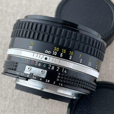 尼康经典机械50人像标准大光圈镜头，ai的结构优化要相比于上一代auto强上很多，中心画质的表现有着明显增强，边缘过度也比较平顺。