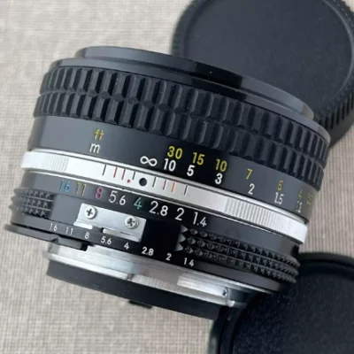 尼康经典机械50人像标准大光圈镜头，ai的结构优化要相比于上一代auto强上很多，中心画质的表现有着明显增强，边缘过度也比较平顺。