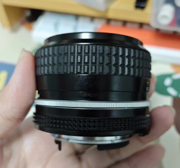 尼康ai镜头群里很不错的人文定焦镜头，35mm焦段有着很不错的扫街表现，对于结构设计上的巧妙设计，使其有着很轻巧的表现和很薄的外形