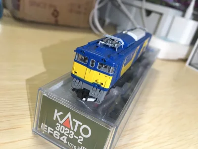 这次收的是日本铁路的机关车，ef64的试验配色，对比度很强，价格也十分划算。最重要的是卖家还没收国内运费虽然是拍卖。快递十来天就到手里了，真不戳