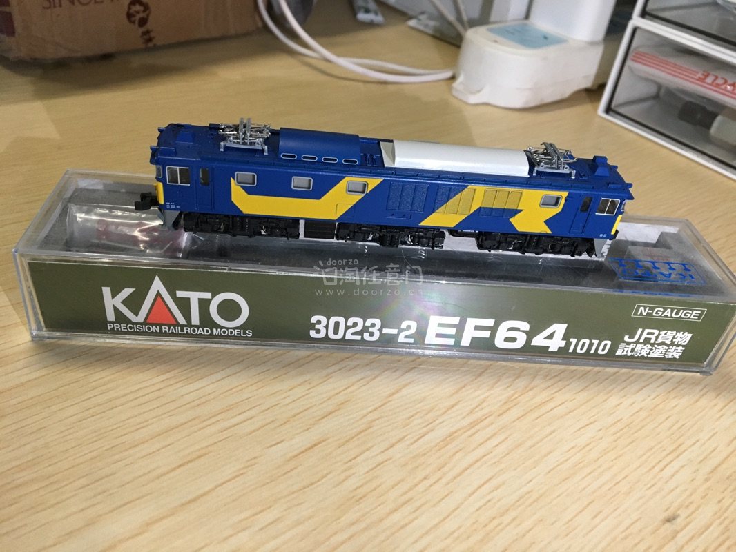 这次收的是日本铁路的机关车，ef64的试验配色，对比度很强，价格也十分划算。最重要的是卖家还没收国内运费虽然是拍卖。快递十来天就到手里了，真不戳