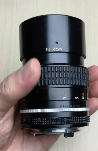 尼康ai系列镜头中的135焦段性价比首选，自带最大2.8的光圈，在夜景环境下也有着很不错的进光表现，自带遮光罩，在晴朗天气下也可以做到隔绝大部分的逆光下的炫光影响。