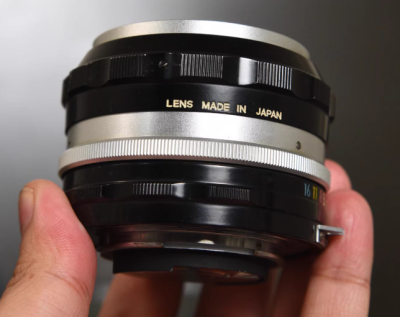 尼康50mm1.4光圈系列中的第一个版本，起初是用在尼康大F上的套头，50mm标准焦距，大小和重量适中，适用于很多题材的设想环境去使用。