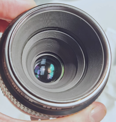 尼康55毫米微距镜头中的平民版，3.5光圈也能满足绝大数的拍摄题材，因为昆虫摄影在这个焦段下大多都是摆拍，所以静物前提下就可以打光来拉高亮度。