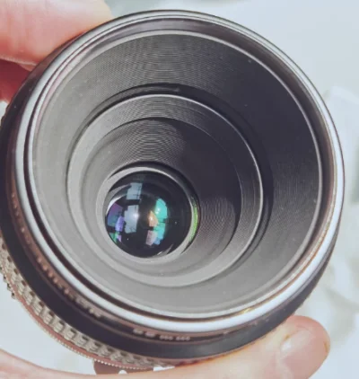 尼康55毫米微距镜头中的平民版，3.5光圈也能满足绝大数的拍摄题材，因为昆虫摄影在这个焦段下大多都是摆拍，所以静物前提下就可以打光来拉高亮度。