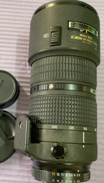 尼康小钢炮第三代，解决了前两代的推拉调焦的下垂设计，第三代开始采用旋转调整焦距，对焦也是如此，镜头整体更加细长，成像素质也更进一步