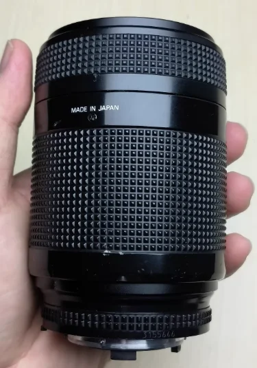 尼康中长焦中性价比极高的镜头，平民党的标配，我个人推荐人手一个。现在二手百元价位，晴天环境下有着不输他的长辈小小黑的成像素质，在光线适合的情况下，锐度表现要比小小黑好