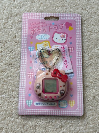 被种草了Tomagochi 千禧年的电子宠物玩具 一搜任意门里面非常丰富 买了我喜欢的kitty的 换上新电池就是新玩具了