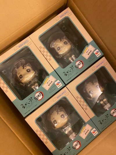 当得知在挖煤姬购买的包裹即将到达时，心中满是期待。每天都在关注物流信息，想象着专辑的样子。终于收到包裹的那一刻，那种惊喜难以言表。从包裹的外观来看，它被包装得很仔细，外层的纸盒没有明显的破损，这显示出卖家的用心。打开包裹，果然！太完美了