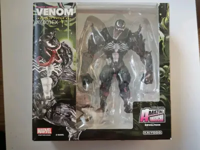 这是我第五次挖煤姬购物了，这次买的是海洋堂透明毒液，也是买的第二只了，实在很喜欢这款。到手后整体包裹的很严实，盒子很好，配件齐全，卖家保存的很好，整体漆面没有瑕疵，关节紧实，在海洋堂系列中也算品控非常好的。透明毒液在光线照射下会显得非常通透有质感，加上本身的大张力造...