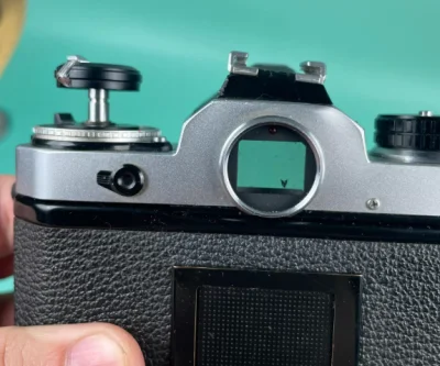 尼康fe胶片相机，自带a档的胶片机身，对新手十分友好，对老玩家也有一种便捷的体验感，整体来说就是谁谁都合适。