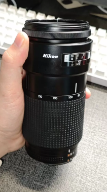 尼康的小三元镜头，f4的恒定光圈，将恒定光圈覆盖到了平民级的消费水准，内变焦的对焦方式也更加美观，整体重量也控制在了一个不错的水平。