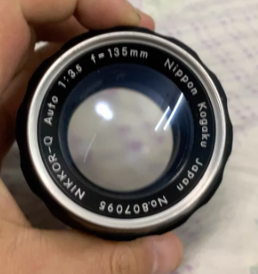 尼康auto 135mm f3.5光圈镜头，这个镜头算是135焦段可以选择的尼康最便宜的定焦镜头，3.5的光圈说实话效果一般，不如加点上2.8或者75-150 f3.5.
