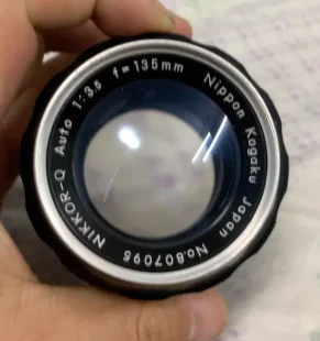 尼康auto 135mm f3.5光圈镜头，这个镜头算是135焦段可以选择的尼康最便宜的定焦镜头，3.5的光圈说实话效果一般，不如加点上2.8或者75-150 f3.5.