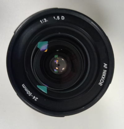 这个镜头怎么说呢，它涵盖了24-50这个焦段，是个不错了晴天扫街题材镜头，整体重量很轻，而且体积也不大，套上机身直接放包里没有任何麻烦。