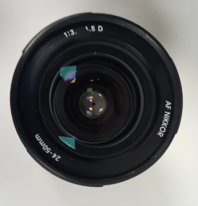 这个镜头怎么说呢，它涵盖了24-50这个焦段，是个不错了晴天扫街题材镜头，整体重量很轻，而且体积也不大，套上机身直接放包里没有任何麻烦。