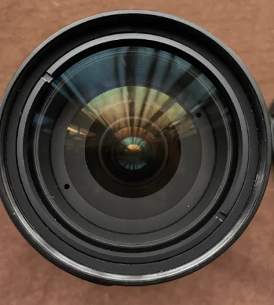 尼康afs 18-200mm 天涯旅游镜头，这是一个半画幅镜头，适合那种对于摄影没有过高要求，追求就是能拍，拍出来效果还行，而且背着比较轻便的半画幅用户。