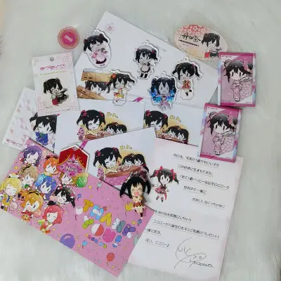 赶在妮可生日之前到了，拍了一些生贺图片，在挖煤姬蹲到了超可爱的矢泽妮可清濑赤目造型挂件！造型完美还原了妮可偶像服搭配赤目特效的俏皮姿态，表情灵动、色彩鲜艳，连标志性的双马尾和手势细节都刻画得超级细致。作为妮可推，能收藏到这款充满角色魅力的周边，真的幸福感满满！再说说...