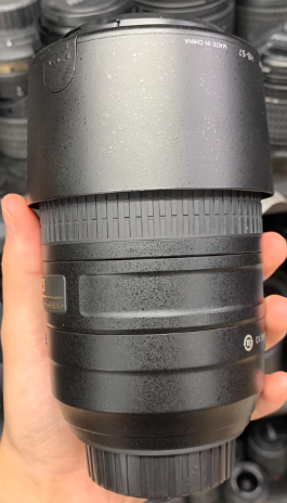 尼康afs卡口半画幅变焦中的佼佼者，有着55-300的大范围焦段选择，但成像素质并没有太大的明显的朦胧感，出游的一个很不错的长焦变焦头，闲下来打个鸟也能勉强用，荷花绝对没问题