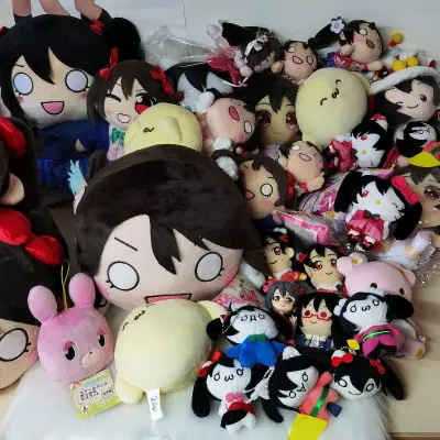 赶在妮可生日月完美收货！在挖煤姬惊喜入手了超级珍贵的矢泽妮可×Hello Kitty联动玩偶！开箱那一刻双倍可爱暴击，妮可的标志性双马尾与Kitty的蝴蝶结完美融合，简直是跨次元的心动合体！
作为LoveLive!与Hello Kitty的梦幻联动款，这款玩偶将矢泽...