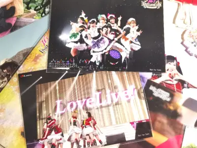 在挖煤姬成功入手了lovelive缪斯女声优final live主题的生写真套组，打开包裹时仿佛又回到了那个星光闪耀的现场瞬间。
这套生写真完整记录了九位成员在final live舞台下的珍贵时刻，每一张都捕捉到了她们最真实动人的神态。从南条爱乃到新田惠海...