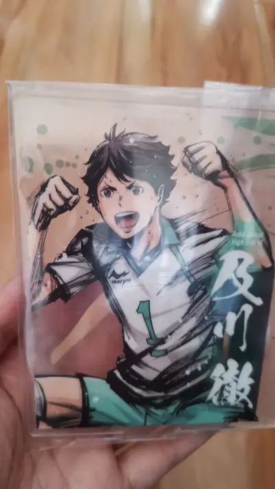 这一次使用挖煤姬切的都是立牌和亚克力制品，虽然没有额外加固，但是收到包裹里面泡沫纸一点都不少，保护的很好，亚克力的边角也没有磨损，挖煤姬的打包也一如既往的好，从切下，合单，到发货还是那么专业，期待下一个包裹到达！先慢慢欣赏我立牌的美貌啦～