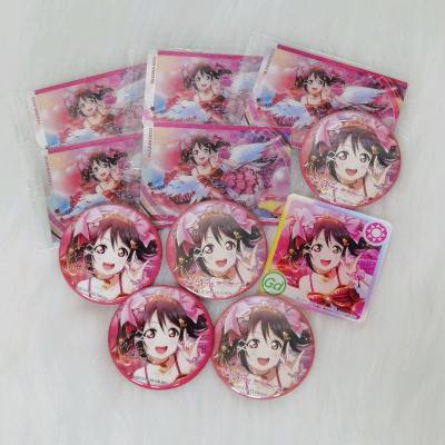 在挖煤姬成功购入了C102限定发售的矢泽妮可天使造型徽章，打开包裹的瞬间，仿佛被那份纯洁可爱的气息轻轻包围。
这枚徽章采用了妮可化身为小天使的特别造型，洁白的羽翼与微微闪光的星冠设计得十分精巧。徽章完美捕捉了妮可温柔中带着些许俏皮的标志性神态，手捧星星的姿...