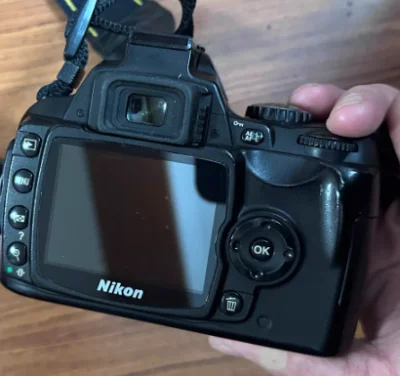 尼康d40，尼康的半画幅入门单反相机，主打的一个轻便好携带，但性能就不能有过高的追求了，比较适合旅游出行的女孩子。