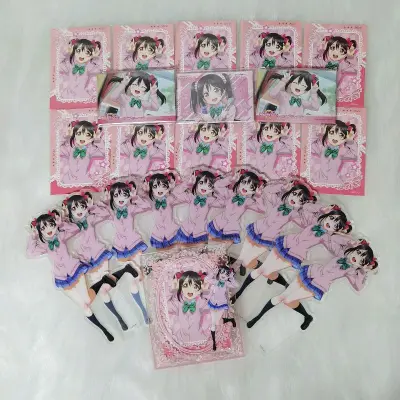 于挖煤姬成功购入了LoveLive!矢泽妮可主题限定立牌，当拆开包裹，看到她标志性的姿势在眼前立起时，耳边仿佛响起了那声活力满满的“にっこにっこにー”。
这款立牌精准还原了矢泽妮可在动画中身着音乃木坂校服的经典造型。立牌采用双层亚克力工艺制作，从她俏皮的双...