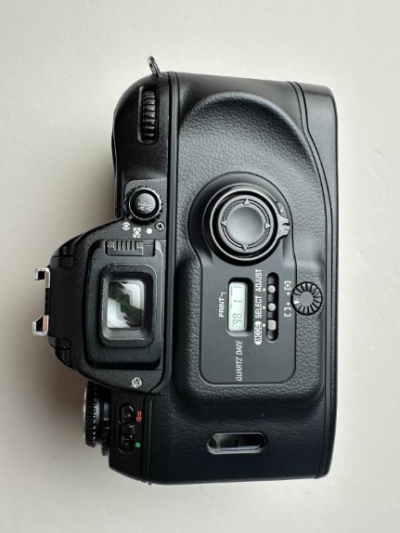 在自动机里，F801 或 F90 虽然比 F80 高级，但不如 F80 新；F100或F5虽比 F80 强，但比F80贵得多，重得多。F75或F65、F55价格虽低，但功能略显不足。换言之，F80是功能和价格的最佳平衡点。